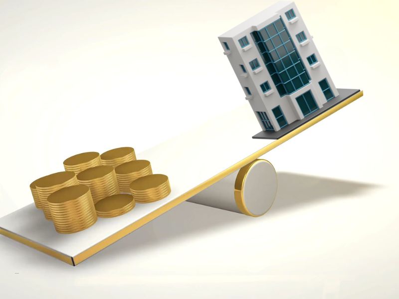 prikaz novca i zgrade na klackalici