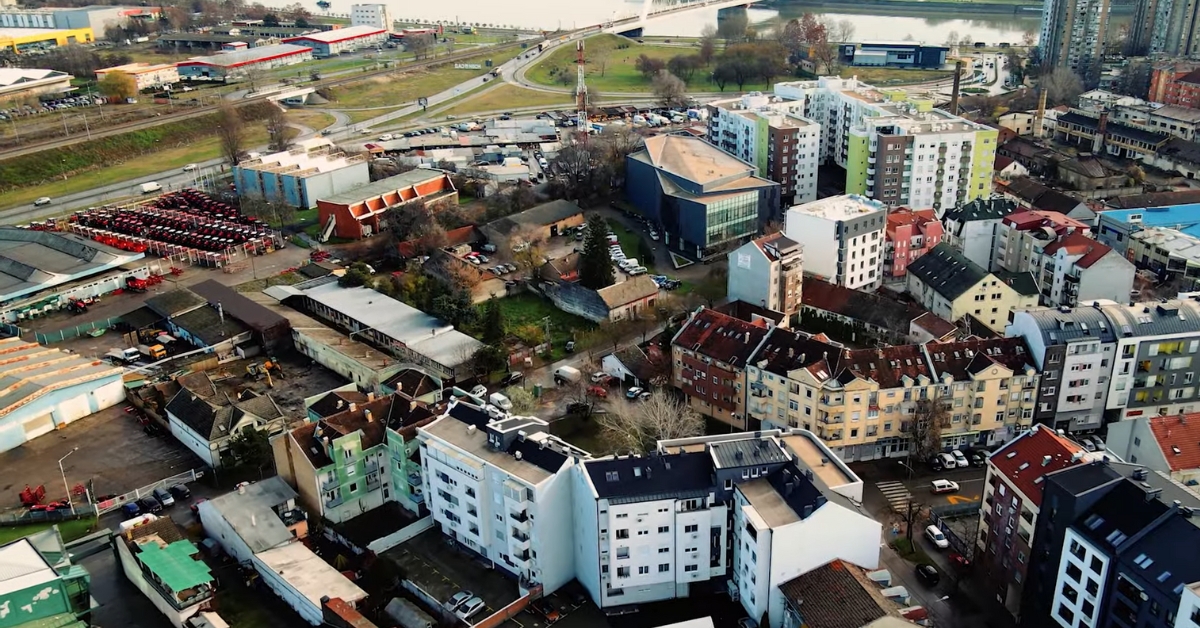 Pogled iz vazduha na Podbaru sa šarenim zgradama, uskim ulicama i blizinom mosta