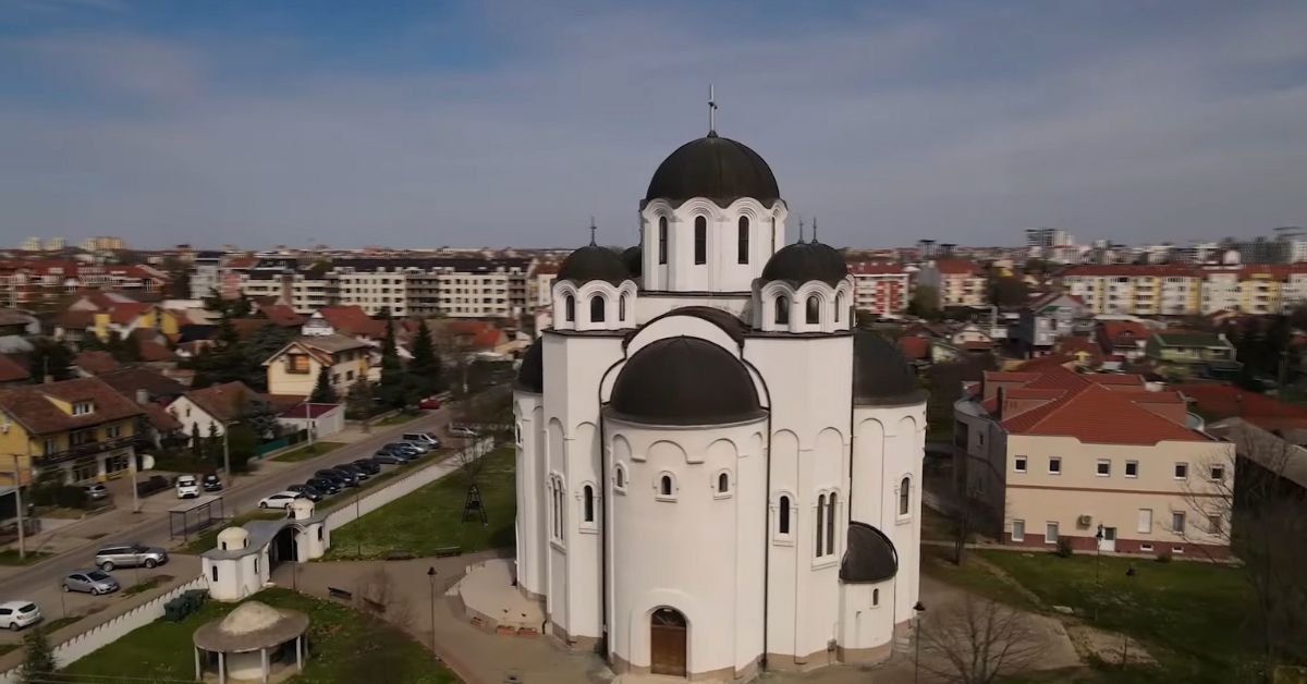 Pogled iz vazduha na crkvu na Telepu, okruženu kućama i zgradama u mirnom porodičnom delu Novog Sada